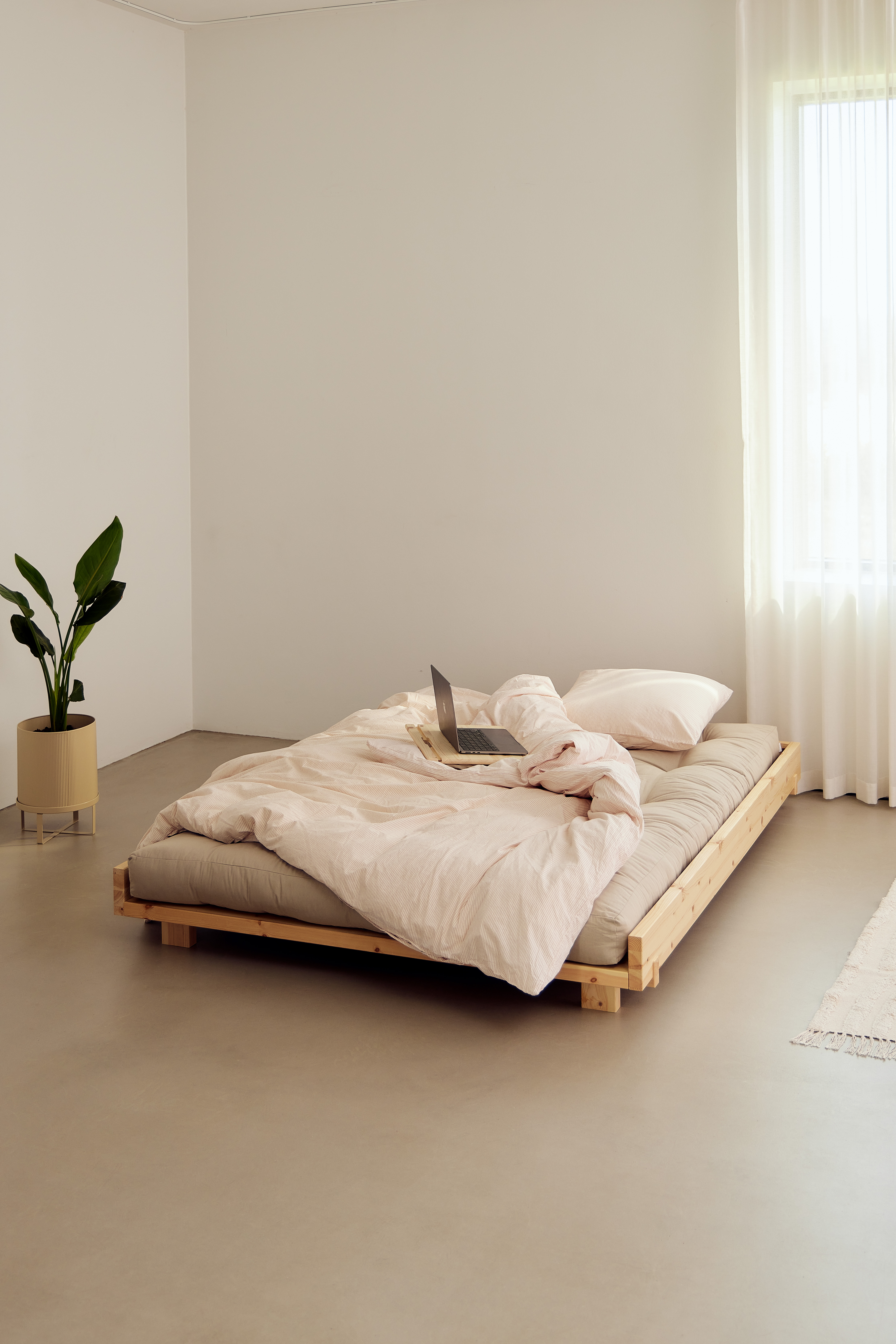 SOCIAL BED CLEAR LACQUERED 140 X 200 for 499 EUR no. 434101140200 en